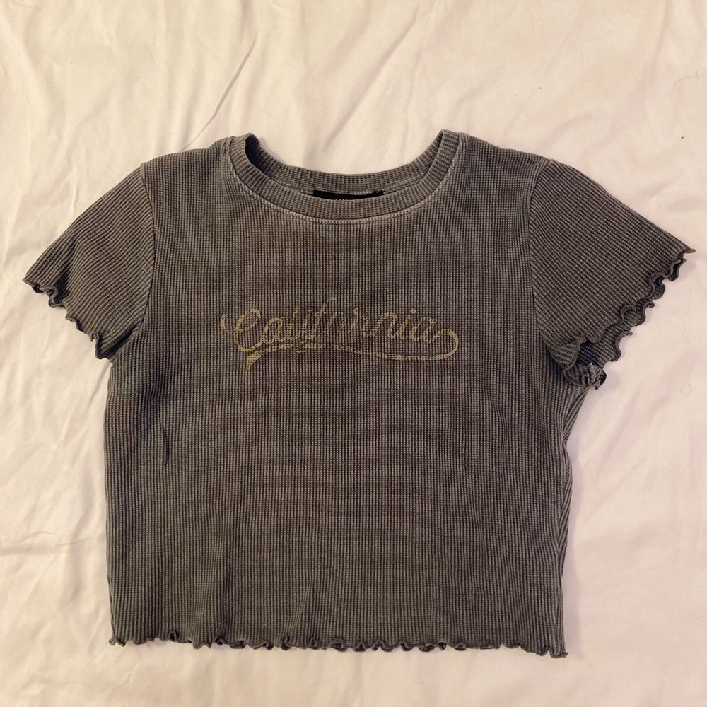 Cropped gray “California” shirt